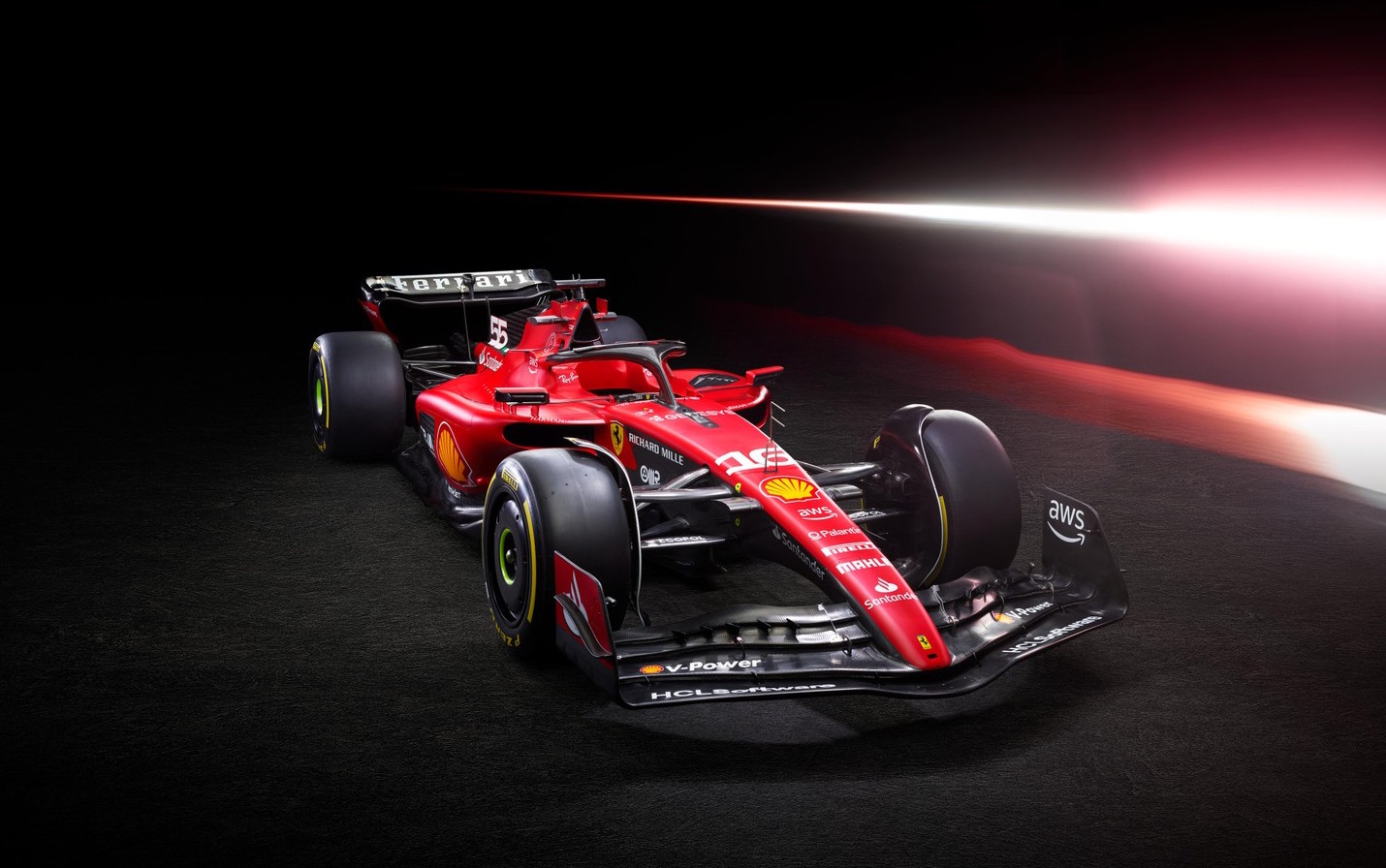 La Ferrari SF-23 ha una livrea che presenta inserti in carbonio e un colore rosso tutto nuovo