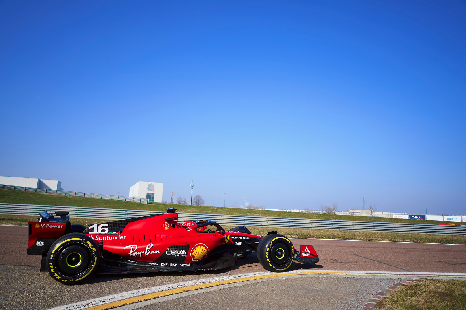 La Ferrari SF-23 ha una livrea che presenta inserti in carbonio e un colore rosso tutto nuovo