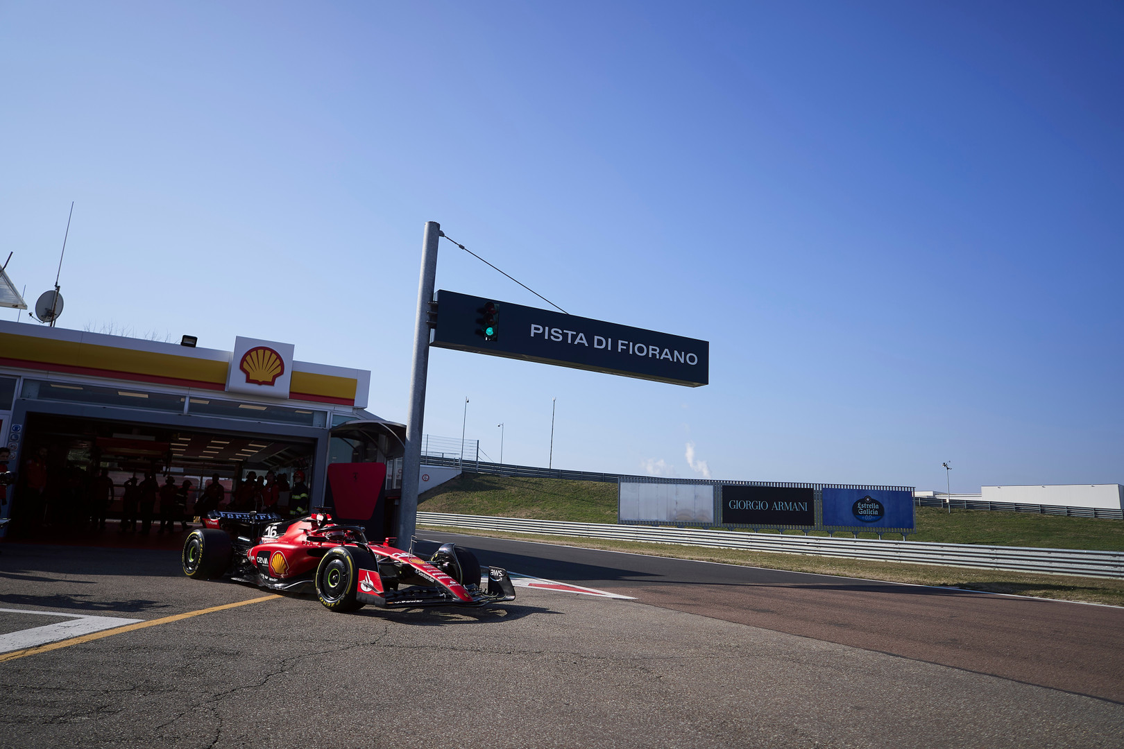 La Ferrari SF-23 ha una livrea che presenta inserti in carbonio e un colore rosso tutto nuovo