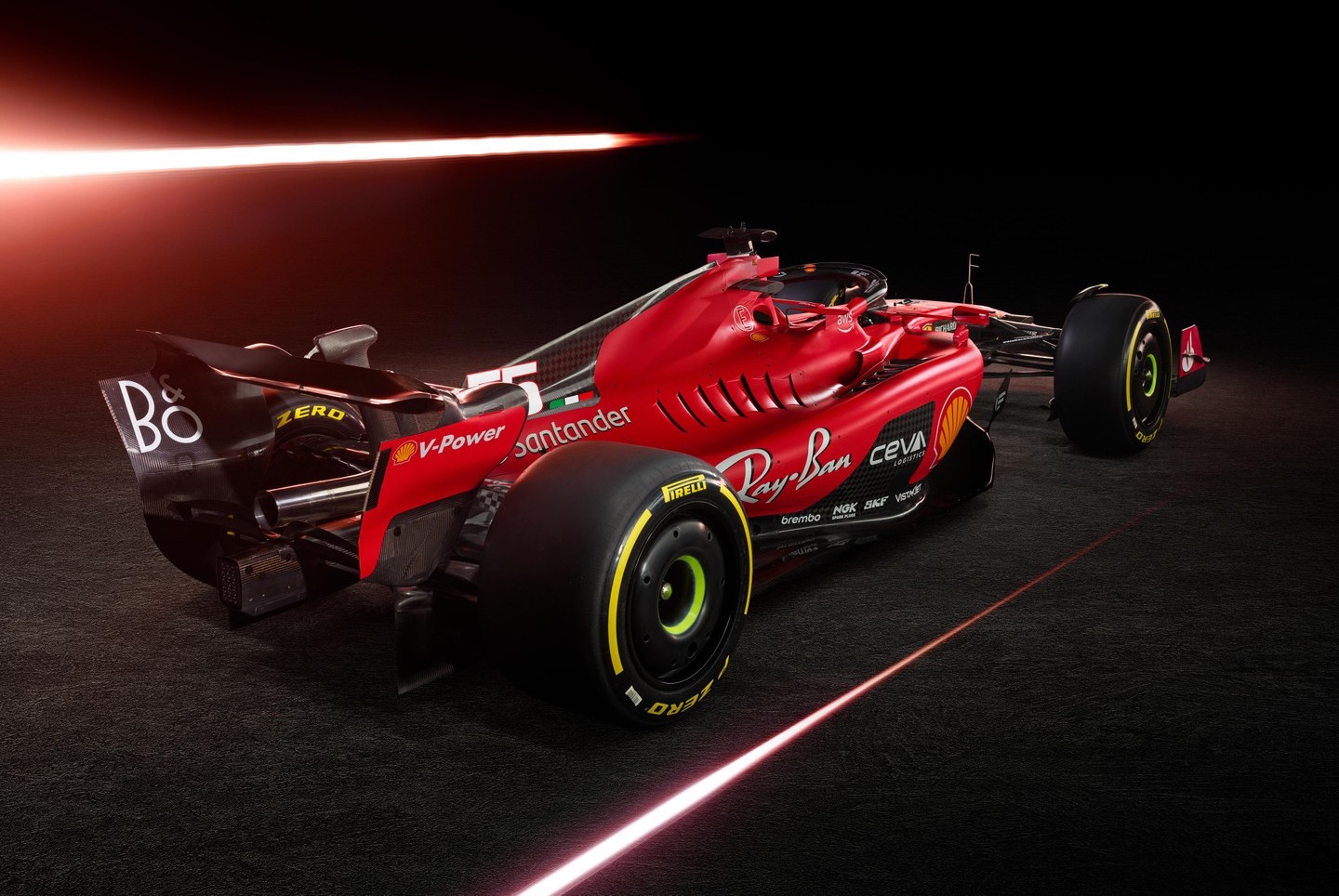 La Ferrari SF-23 ha una livrea che presenta inserti in carbonio e un colore rosso tutto nuovo