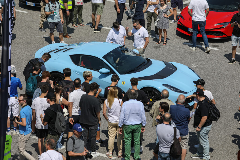 emozioni legate alle hypercar e supercar esposte nei box e nei paddoc