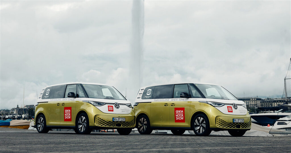 l Tour d'Excellence si concretizza in un viaggio epico, con due equipaggi a bordo di due Volkswagen ID.Buzz, affrontando un percorso lungo circa 6.500 km da Ginevra a Doha