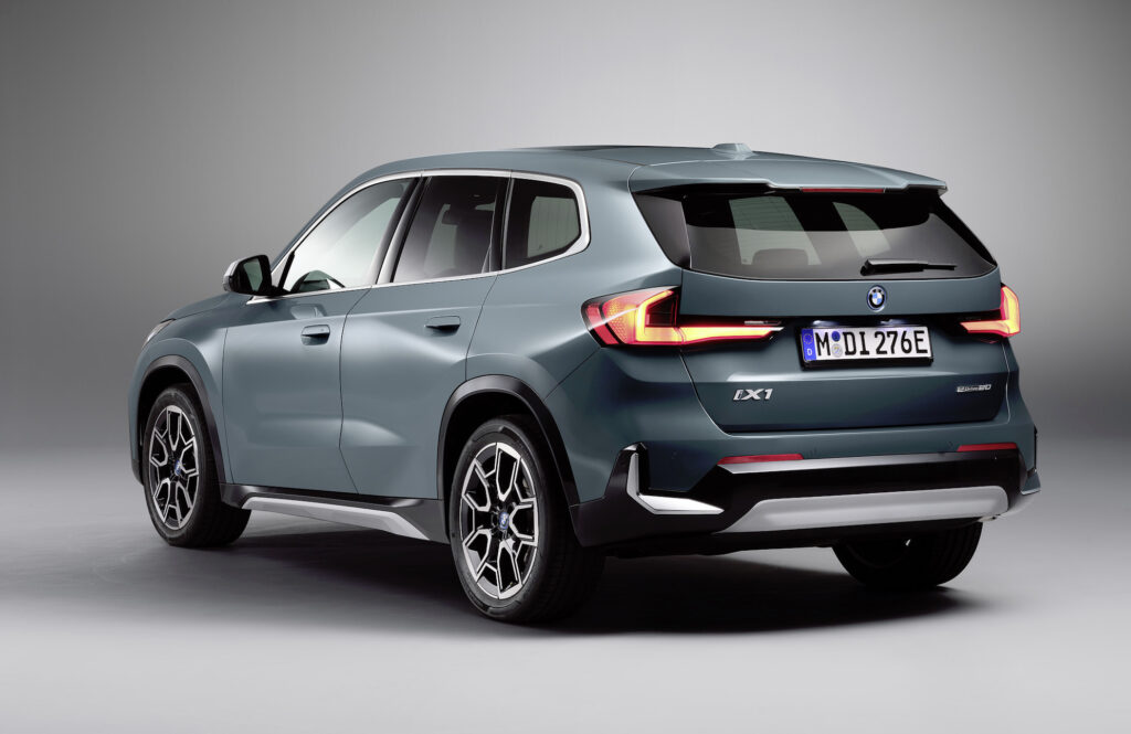 La BMW iX1 eDrive20 è alimentata da un motore elettrico con una potenza massima di 150 kW/204 CV