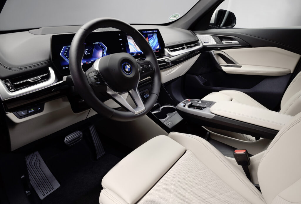 La nuova BMW iX1 eDrive20 offre una gamma completa di equipaggiamenti di serie