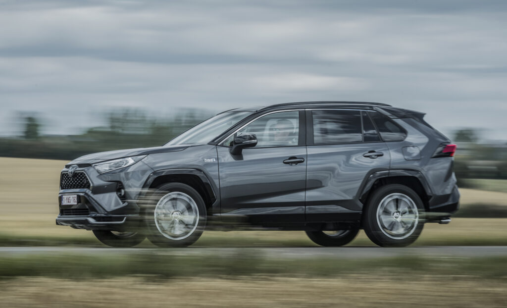 Quando si utilizza l'espressione Plug-in Hybrid SUV (Sport Utility Vehicle) si identifica quella tipologia di mezzo di trasporto che combina un motore elettrico, munito di batteria, a un motore a combustione interna, sia esso a benzina oppure diesel.