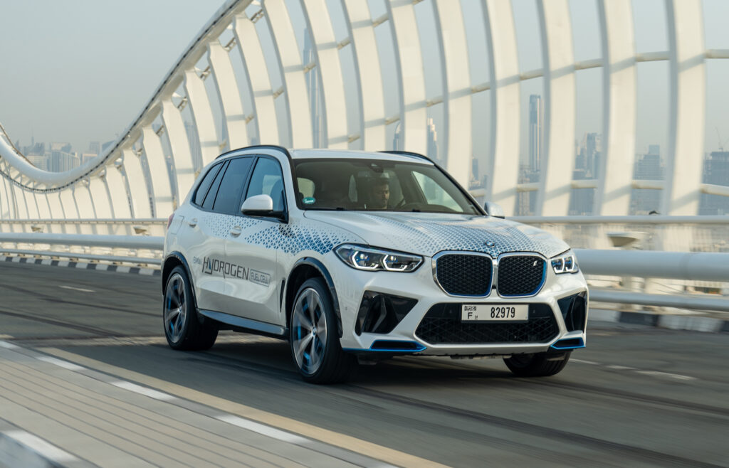 BMW iX5 Hydrogen un’autonomia di 504 km (313 miglia) nel ciclo WLTP