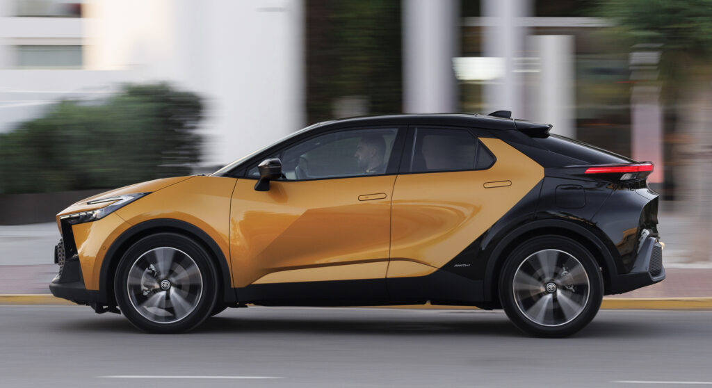 Il Nuovo Toyota C-HR offre una guida sicura e confortevole grazie a tecnologie innovative e a un miglioramento a 360° del comportamento dinamico della vettura.