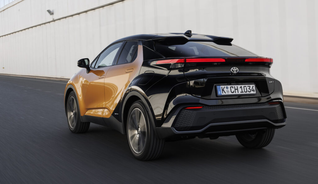 Il Nuovo Toyota C-HR offre una guida sicura e confortevole grazie a tecnologie innovative e a un miglioramento a 360° del comportamento dinamico della vettura.