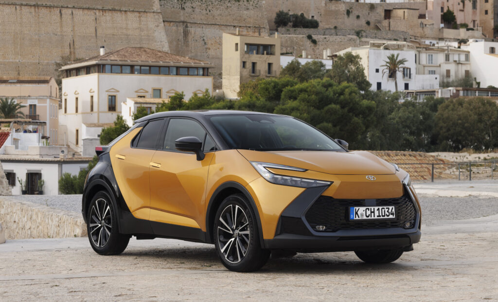 Il Nuovo Toyota C-HR offre una guida sicura e confortevole grazie a tecnologie innovative e a un miglioramento a 360° del comportamento dinamico della vettura.