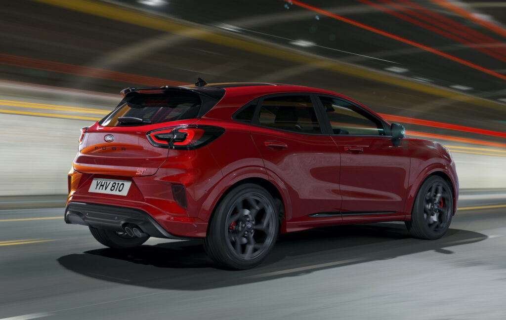 Gli interni della Ford Puma sono stati riprogettati con un nuovo design ispirato a quello delle auto sportive