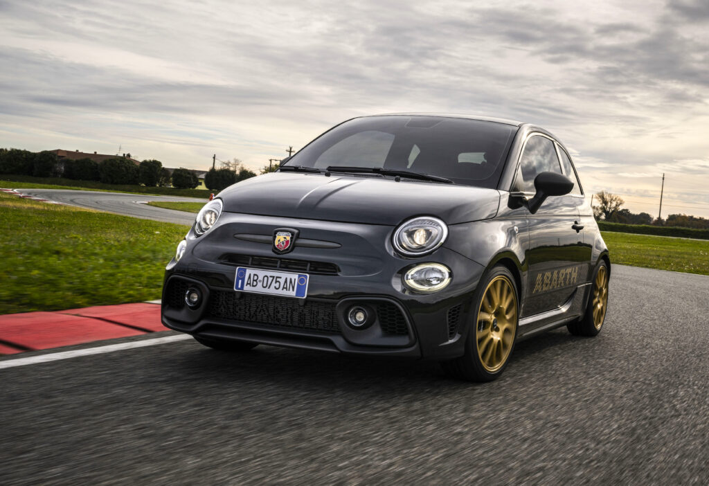 Nuova Abarth 695 al debutto, nella versione di lancio Scorpionissima