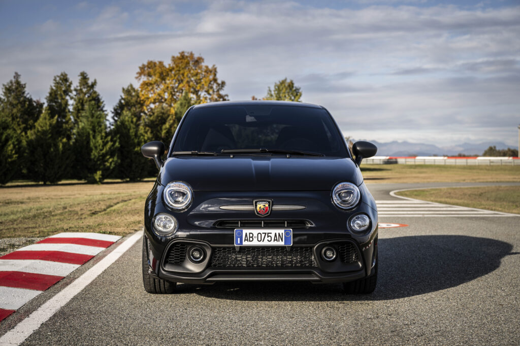 Nuova Abarth 695 al debutto, nella versione di lancio Scorpionissima