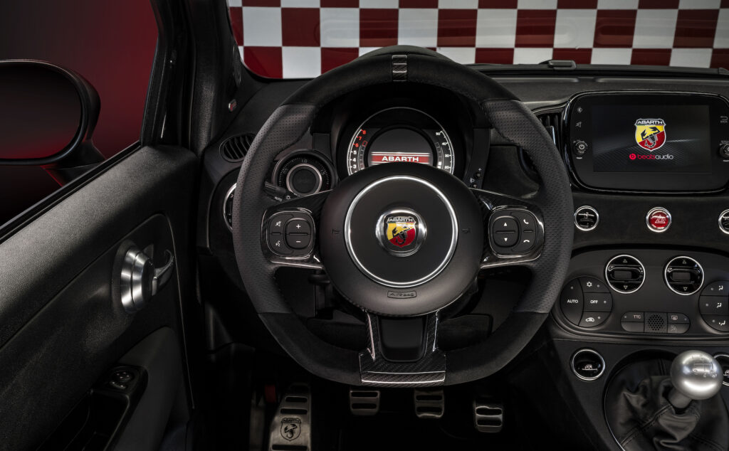 Nuova Abarth 695 al debutto, nella versione di lancio Scorpionissima