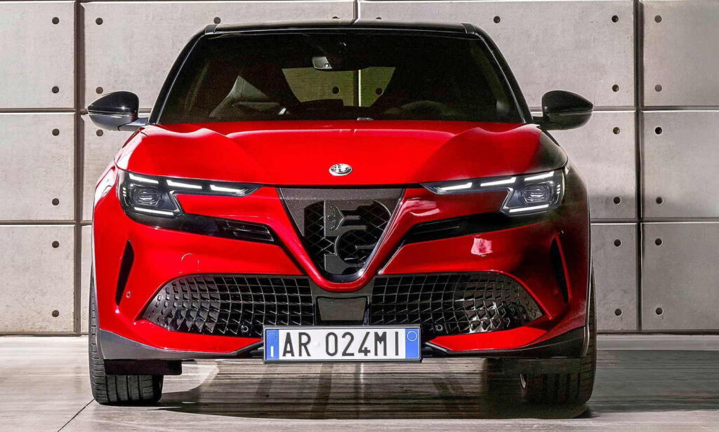 L'Alfa Romeo Milano - Junior verrà presentata in veste elettrica per poi diventare anche ibrida.