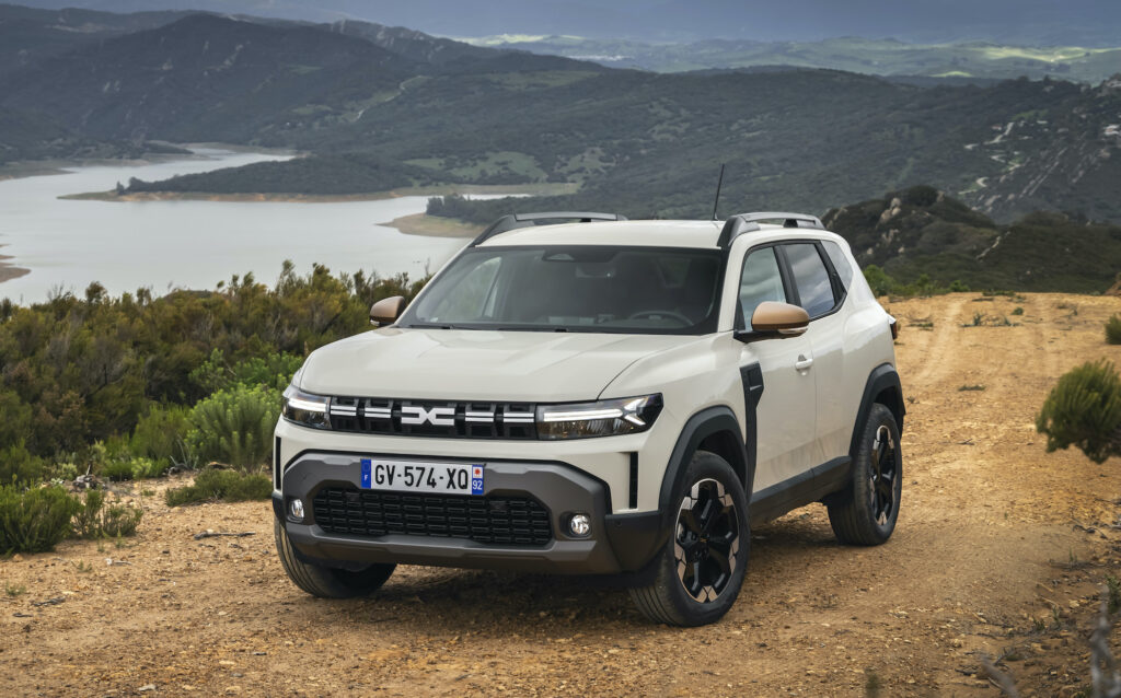 DACIA Duster si trova a suo agio anche fuori dai percorsi asfaltati, grazie alle capacità off-road garantite dalla versione 4X4