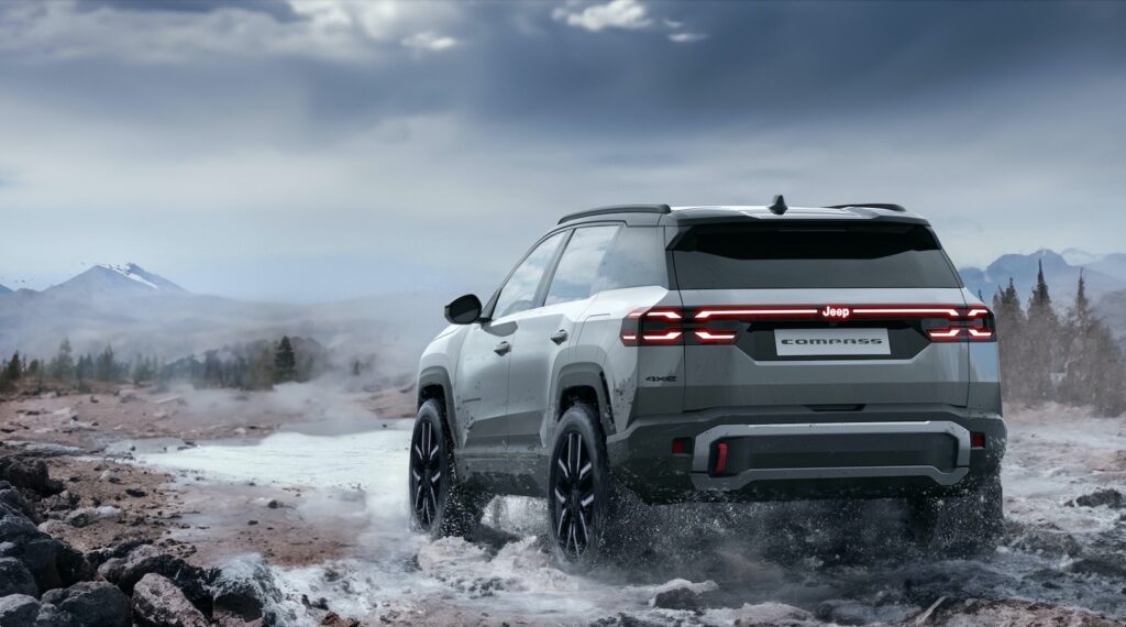 Dal punto di vista estetico, la Jeep Compass 2026 evolve senza strappi. Le proporzioni rimangono quelle di un SUV compatto-medio, ma ogni superficie viene ripensata.