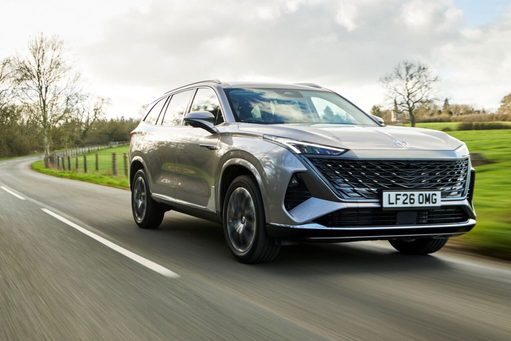 Nuova MG S9 che cammina su strada