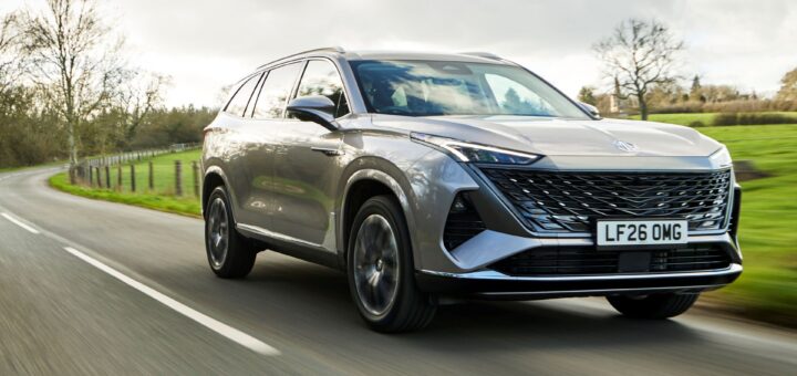 Nuova MG S9 che cammina su strada