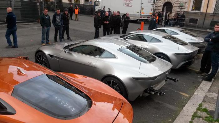 10 Aston Martin per 007 in Corso Vittorio Emanuele a Roma