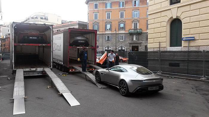 10 Aston Martin per 007 in Corso Vittorio Emanuele a Roma