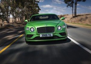 Novità Salone di Ginevra. Sulla scia dell’alta domanda globale della gamma Continental GT, Bentley ha introdotto aggiornamenti stilistici e tecnici per il suo modello di maggiore successo. Anche la lussuosa e potente Bentley Flying Spur si arricchisce di svariate novità. Questi modelli verranno svelati all’imminente Salone di Ginevra, dal 5 al 15 marzo 2015 Evoluzione coerente Esteticamente la Bentley Continental GT si presenta con un inedito paraurti anteriore. Paraurti che si accompagna magistralmente a una calandra del radiatore più piccola, nonché a nuovi parafanghi maggiormente pronunciati. Questi ultimi sfoggiano una presa d’aria impreziosita da uno splendido dettaglio in metallo della “B”, a sottolineare ed esaltare la tipica linea dinamica Bentley, che si estende fluida lungo la fiancata dall’arco della ruota anteriore. Posteriormente, la vettura ha un cofano bagagli dal design più definito, con un profilo aerodinamico pronunciato in prossimità del bordo d’uscita. Inedito anche il paraurti, al pari del diffusore che garantisce la deportanza necessaria a modelli che superano largamente i 300 km/h. Completano l’opera inediti cerchi in lega da 20” e 21”, nonché tre nuovi colori per la carrozzeria: Marlin (un elegante blu metallizzato), Camel (una delicata tonalità dorata) e Jetstream (un blu chiaro metallizzato). Alto artigianato Anche l’abitacolo è stato aggiornato, tant’è che per esempio, un nuovo design a scanalature lineari dal gusto contemporaneo, abbellisce i quattro sedili, mentre la specifica Mulliner Driving (di serie sulla GT Speed) si arricchisce di una trapuntatura a rombi più piccoli e ravvicinati. Un rimando, alle giacche sartoriali di tipico stile britannico. I comandi di guida sono stati completamente rinnovati, in virtù di un volante più ergonomico e sportivo disponibile in opzione con leve del cambio più ampie. Sono state inoltre aggiornate le finiture in acciaio inossidabile su tutta la console, la strumentazione si arricchisce di nuovi quadranti ed elementi grafici per un look più fresco e moderno, mentre l’illuminazione abitacolo è ora a LED. Infine, tra le novità più importanti, sui modelli GT W12 e GT Speed è possibile optare per i rivestimenti in semianilina per sedute e schienali dei sedili, mentre sul fronte dell’infotainment è disponibile un hotspot Wi-Fi dedicato, per la connessione in wireless di tutti i dispositivi personali direttamente dalla vettura. Il W12 guadagna parecchia potenza Lo stile rinnovato della Bentley Continental GT W12, nasconde alcuni importanti cambiamenti apportati allo straordinario motore W12 biturbo da 6 litri. Il primo riguarda l’aumento di potenza e coppia, che passano da 575 CV e 700 Nm a 590 CV e 720 Nm, mentre il risparmio di carburante giunge fino al 5%. La GT W12 ha ora la tecnologia che disattiva ai carichi acceleratore parziali sei dei dodici cilindri, mantenendo intatto il piacere di guida. Infine, riguardo il consumo medio di carburante nel ciclo combinato, questo è pari a 14,1 litri per 100 km, corrispondente a 329 g/km di CO2. Ulteriori opzioni per la Flying Spur La lussuosa e prestigiosa berlina Bentley, la Flying Spur, continua a giocare la carta del fascino classico e contemporaneo tanto apprezzato da clienti raffinati ed esigenti. In dettaglio, per le versioni V8 e W12 sono disponibili nuovi cerchi a 6 razze triple da 20” con tre finiture diverse, mentre per la Flying Spur W12 Mulliner è possibile optare per un design a 7 razze doppie da 21”, con finitura lucidata o verniciata in tinta grafite e dettagli lavorati chiari. Inoltre, anche in questo caso gli interni vedono le stesse novità introdotte sulla Continental GT, compreso l’hotspot Wi-Fi. Completano queste evoluzioni estetiche gli inediti colori per la carrozzeria, ovvero Marlin, Camel e Jetstream come avviene per la Continental GT, nonché l’aggiunta delle tinte Shortbread e Camel all’ampia gamma di rivestimenti in pelle. In conclusione, anche il motore della Flying Spur W12 da 625 CV e 800 Nm risulta più efficiente grazie alla tecnologia di disattivazione di una bancata cilindri. Questo, ovviamente, ai carichi acceleratore parziali, tanto è vero che è sufficiente aumentare leggermente la pressione sul pedale destro per ricevere una spinta immediata “da aereo al decollo”, accompagnata dal classico sound del W12 biturbo firmato Bentley. Gian Marco Barzan