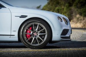 Novità Salone di Ginevra. Sulla scia dell’alta domanda globale della gamma Continental GT, Bentley ha introdotto aggiornamenti stilistici e tecnici per il suo modello di maggiore successo. Anche la lussuosa e potente Bentley Flying Spur si arricchisce di svariate novità. Questi modelli verranno svelati all’imminente Salone di Ginevra, dal 5 al 15 marzo 2015  Evoluzione coerente Esteticamente la Bentley Continental GT si presenta con un inedito paraurti anteriore. Paraurti che si accompagna magistralmente a una calandra del radiatore più piccola, nonché a nuovi parafanghi maggiormente pronunciati. Questi ultimi sfoggiano una presa d’aria impreziosita da uno splendido dettaglio in metallo della “B”, a sottolineare ed esaltare la tipica linea dinamica Bentley, che si estende fluida lungo la fiancata dall’arco della ruota anteriore. Posteriormente, la vettura ha un cofano bagagli dal design più definito, con un profilo aerodinamico pronunciato in prossimità del bordo d’uscita. Inedito anche il paraurti, al pari del diffusore che garantisce la deportanza necessaria a modelli che superano largamente i 300 km/h. Completano l’opera inediti cerchi in lega da 20” e 21”, nonché tre nuovi colori per la carrozzeria: Marlin (un elegante blu metallizzato), Camel (una delicata tonalità dorata) e Jetstream (un blu chiaro metallizzato). Alto artigianato  Anche l’abitacolo è stato aggiornato, tant’è che per esempio, un nuovo design a scanalature lineari dal gusto contemporaneo, abbellisce i quattro sedili, mentre la specifica Mulliner Driving (di serie sulla GT Speed) si arricchisce di una trapuntatura a rombi più piccoli e ravvicinati. Un rimando, alle giacche sartoriali di tipico stile britannico.  I comandi di guida sono stati completamente rinnovati, in virtù di un volante più ergonomico e sportivo disponibile in opzione con leve del cambio più ampie. Sono state inoltre aggiornate le finiture in acciaio inossidabile su tutta la console, la strumentazione si arricchisce di nuovi quadranti ed elementi grafici per un look più fresco e moderno, mentre l’illuminazione abitacolo è ora a LED.  Infine, tra le novità più importanti, sui modelli GT W12 e GT Speed è possibile optare per i rivestimenti in semianilina per sedute e schienali dei sedili, mentre sul fronte dell’infotainment è disponibile un hotspot Wi-Fi dedicato, per la connessione in wireless di tutti i dispositivi personali direttamente dalla vettura. Il W12 guadagna parecchia potenza  Lo stile rinnovato della Bentley Continental GT W12, nasconde alcuni importanti cambiamenti apportati allo straordinario motore W12 biturbo da 6 litri. Il primo riguarda l’aumento di potenza e coppia, che passano da 575 CV e 700 Nm a 590 CV e 720 Nm, mentre il risparmio di carburante giunge fino al 5%. La GT W12 ha ora la tecnologia che disattiva ai carichi acceleratore parziali sei dei dodici cilindri, mantenendo intatto il piacere di guida. Infine, riguardo il consumo medio di carburante nel ciclo combinato, questo è pari a 14,1 litri per 100 km, corrispondente a 329 g/km di CO2.  Ulteriori opzioni per la Flying Spur La lussuosa e prestigiosa berlina Bentley, la Flying Spur, continua a giocare la carta del fascino classico e contemporaneo tanto apprezzato da clienti raffinati ed esigenti. In dettaglio, per le versioni V8 e W12 sono disponibili nuovi cerchi a 6 razze triple da 20” con tre finiture diverse, mentre per la Flying Spur W12 Mulliner è possibile optare per un design a 7 razze doppie da 21”, con finitura lucidata o verniciata in tinta grafite e dettagli lavorati chiari. Inoltre, anche in questo caso gli interni vedono le stesse novità introdotte sulla Continental GT, compreso l’hotspot Wi-Fi. Completano queste evoluzioni estetiche gli inediti colori per la carrozzeria, ovvero Marlin, Camel e Jetstream come avviene per la Continental GT, nonché l’aggiunta delle tinte Shortbread e Camel all’ampia gamma di rivestimenti in pelle.  In conclusione, anche il motore della Flying Spur W12 da 625 CV e 800 Nm risulta più efficiente grazie alla tecnologia di disattivazione di una bancata cilindri. Questo, ovviamente, ai carichi acceleratore parziali, tanto è vero che è sufficiente aumentare leggermente la pressione sul pedale destro per ricevere una spinta immediata “da aereo al decollo”, accompagnata dal classico sound del W12 biturbo firmato Bentley. Gian Marco Barzan