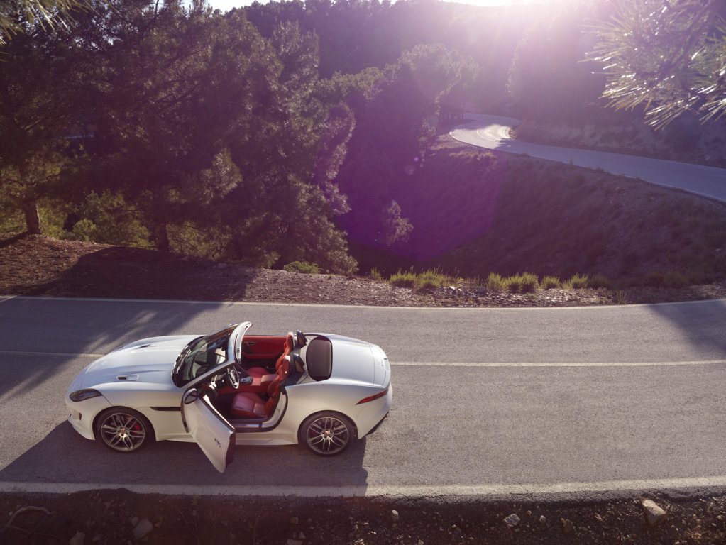 Jag_FTYPE_16MY_AWD_R_Glacier_White_Image_191114_04 (FILEminimizer)