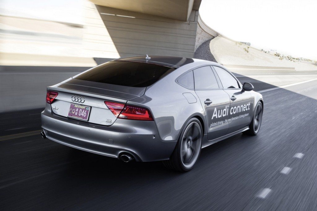 audi-in-pista-con-le-auto-telecomandate-piu-sportive-al-mondo-ces140037 (FILEminimizer)