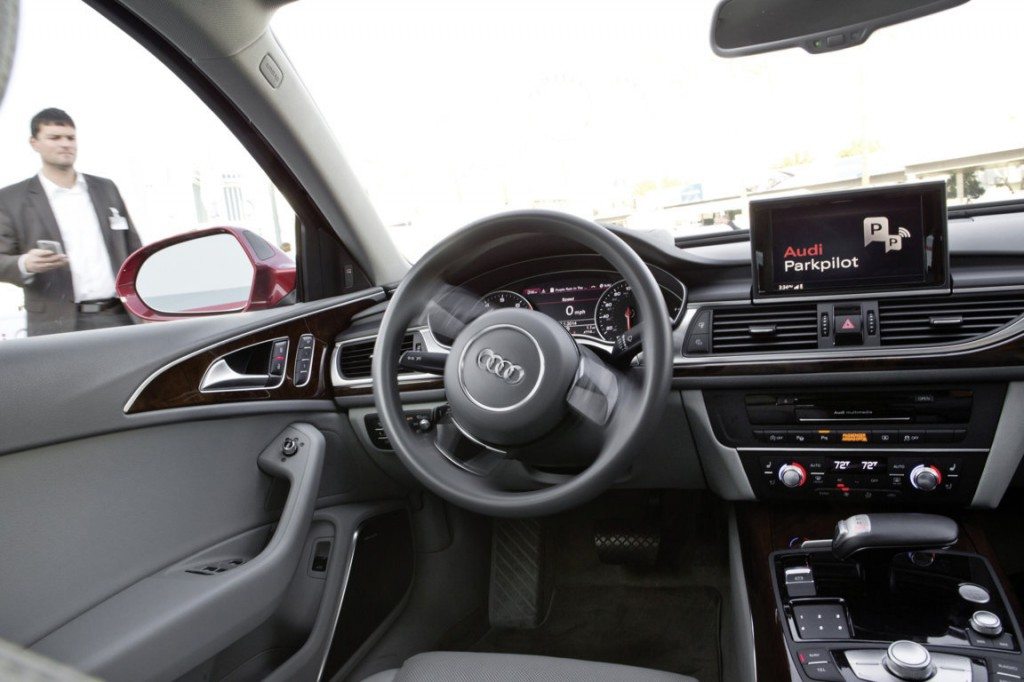 audi-in-pista-con-le-auto-telecomandate-piu-sportive-al-mondo-ces140143 (FILEminimizer)(1)