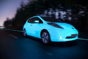 nissan-leaf-e-la-prima-auto-fluorescente-a-percorrere-unautostrada-luminescente